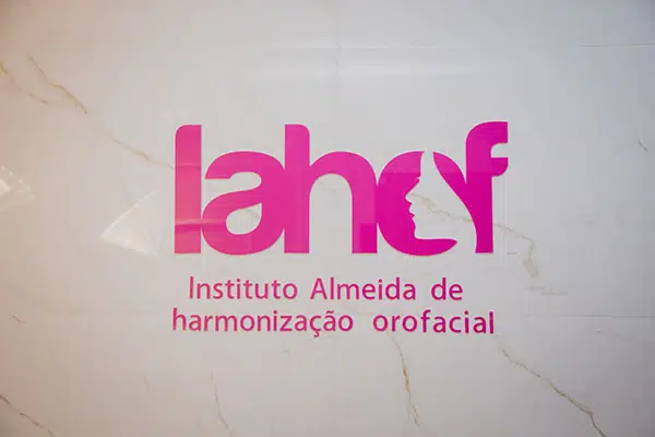 O Instituto Almeida de Harmonização Orofacial, liderado pela Dra. Elisabeth Almeida, especializa-se em treinamentos teóricos e práticos em Harmonização Facial e Corporal.